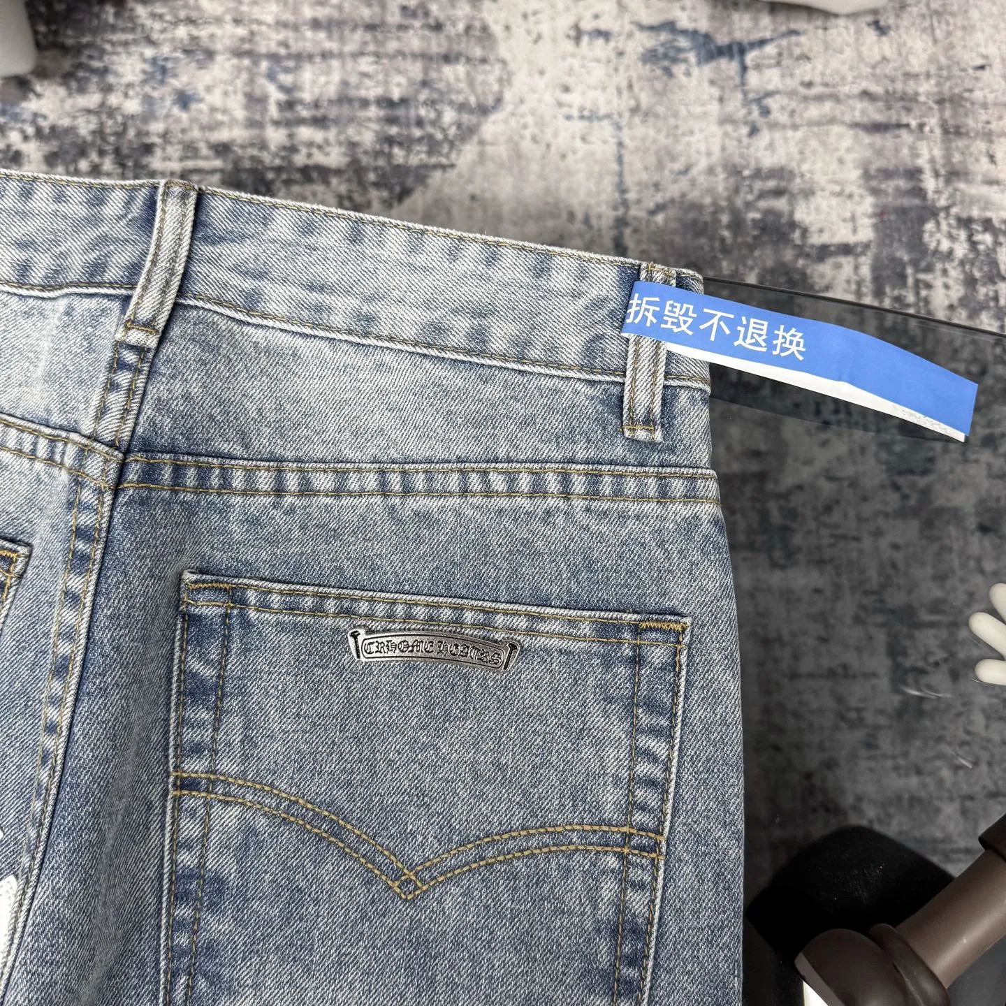 P310 Ch rare co-branded top item Chrome hearts new Chrome heart patchwork patchwork cross stitching micro-flare jeans Top-notch configuration, details are invincible! ! Cleanfit has become very popular in the past two years, and Kroxin’s consistent style is particularly high-end! ! Imported Japanese woven fabric ready-made clothes, genuine leather Crocodile leather labels and waist cloth leather tags are sewn on. The overall process is very cumbersome. The buttons on the trousers fly, rivets, back pockets, and metal decorative plates are all custom-made from molds. After they are finished, they are distressed to create a very effective effect. It has a vintage taste, and has been used by all kinds of big-name European and American celebrities. Kenijima’s cleanfit style has become popular all over the world. Top-grade hardware, pay attention to my detailed photos, the buttons are all detachable, and they are made of 925 engraved silver! ! Match as you like, suitable for both men and women ✔️✔️ Color: Blue Size: S M L XL